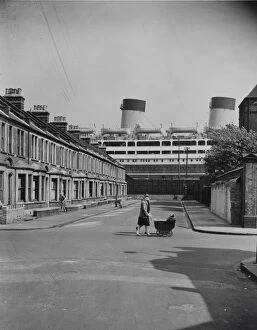 Buildings Collection: Silvertown, Westham. Between the Wars - England - London - Living Conditions. Undated