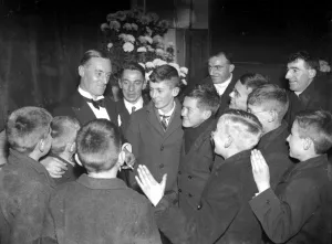 Sir M Campbell at Chislehurst, Kent, talking with youths. 1934