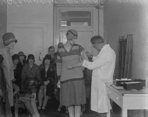 Doctor Prints: The smallpox scare. Vaccinating passengers to France. Vaccination in progress at Messrs