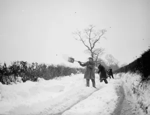 Snow scenes ( clearing away ) Eynsford. 1938
