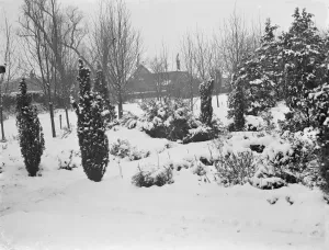 Snow scenes at nr 21 on Foots Cray Lane in Sidcup, Kent. 1938
