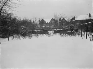 Snow scenes at nr 21 on Foots Cray Lane in Sidcup, Kent. 1938