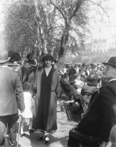 Society Enjoy the sunshine in Hyde Park, London The Viscountess de Larpe walking