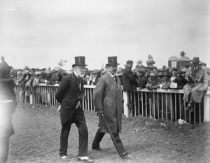 Society at Epsom on Oaks day. The Earl of Fitzwilliam ( on right ). 8 June 1923
