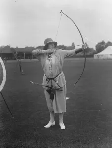 Southern counties archery meeting at Tunbridge Wells. Lady Maud Warrender. 6