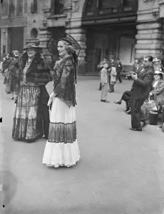 Spanish style for Ascot. Photo shows: a mantilla-like headdress worn with a lace