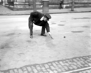 Sparrows friend, Embankment. 8 April 1920