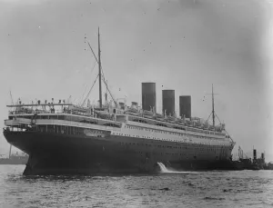 Funnels Prints: The SS Paris goes aground off Brooklyn, as she leaves dock for Plymouth. The French liner