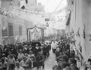 Striking procession of Our Lady at Boulogne. The Procession passing through