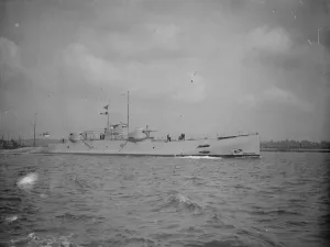 The super submarine leaves Chatham Dreadnought of the under seas HM Submarine X1 was conceived