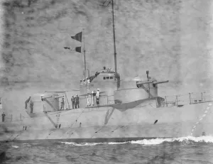 The super submarine leaves Chatham Dreadnought of the under seas HM Submarine X1 was conceived