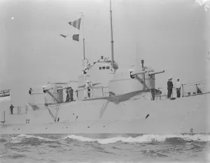 The super submarine leaves Chatham Dreadnought of the under seas HM Submarine X1 was conceived