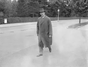 Taking the cure ( Spa waters ) at Harrogate. Earl Manvers. 19 August 1922