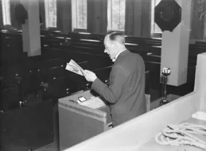Testing wireless apparatus for Kings speech at Economic Conference. There is