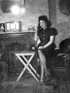 Telephone Prints: Tonight the story newly is Davies of London will marry her fiance ex--American army