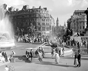Women Collection: Trafalgar Square, London, UK, England. 1930 - 1940s