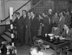 Cheers! Vintage Food And Drink Prints: Traffic lights control diners. Lunch hour crowds at Millbank restaurant eat to Stop