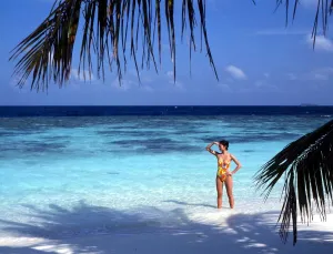 Sand Prints: TROPICAL ISLANDS - Maldives Bandos, with girl of beach