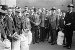 Viscount Jellicoe sees sailors sons off to New Zealand. Viscount Jellicoe ( bowler hat )