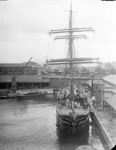 The voyage of the Discovery to the South Pole. The Discovery in the East India Dock