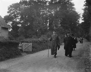 Christian Prints: The walking Bishop. The Bishop of Winchester ( Frank Woods ) en route during a