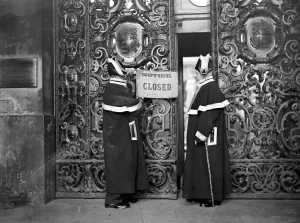Ww2 Wwii World War Two Prints: War Crisis, 1939. Beadles at the Royal Exchange Posting Closed notice. 5 September