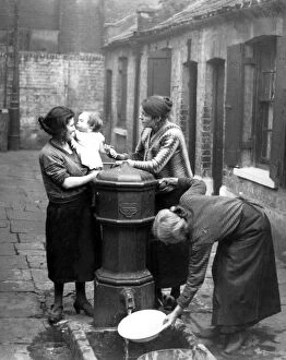 Women Collection: Water Pump, Twine Court, Limehouse, East End of London 1933