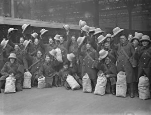 Waving Collection: At Waterloo Men of the 1st battalion lancashire regiment leave for Ferozepore, India
