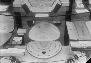 Wedding presents for Duke of York and Lady Elizabeth Bowes Lyon The necklace given