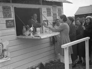 Whitbreads hop farm in Belting, Kent. People cueing up at the onsite milk bar