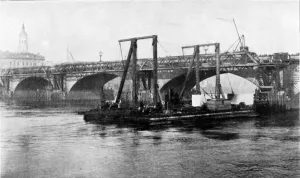 The Widening of London Bridge building the temproray structure September 27 1902