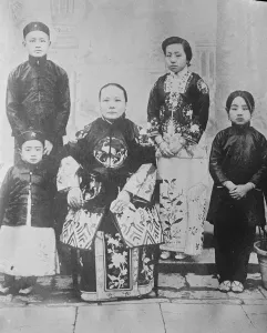 Traditional Dress Prints: Wife and Children of Chinas New President MME Li Yuan Hung, wife of China s
