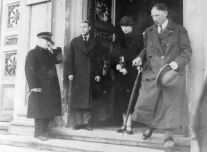 To the Windsor meet his sister on arrival in Vienna. First visit by members of Royal