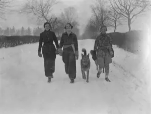 Winter sports fashion in Surrey, Mrs Freshfield ( right ) with her daughter Miss Zoe Freshfield
