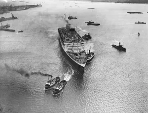 Liner Prints: The worlds largest liner, the 83, 000 ton Cunarder Queen Elizabeth arrived at Southampton
