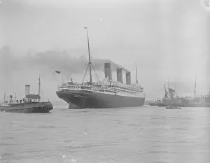 Titanic and Ocean Liners Collection: Worlds largest ship arrives at Southampton The new White Star Liner RMS Majestic
