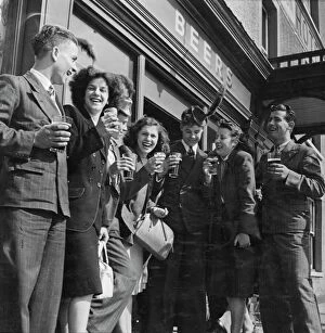1940s Collection: Young people enjoy the shandy gaff and mild an bitter served by a pub in Southend
